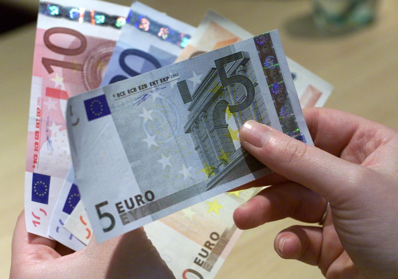 Доллар и евро упали после заявления МИД России