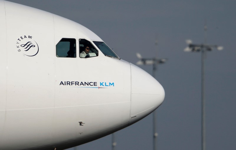 &copy; Reuters.  Air-France-KLM sleept luchtvaartmaatschappijen naar beneden