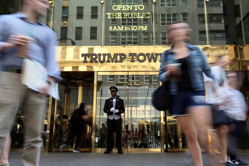 © Reuters. FILE PHOTO: The entrance to Trump Tower on 5th Avenue is pictured in the Manhattan borough of New York City, U.S., May 19, 2021. REUTERS/Shannon Stapleton