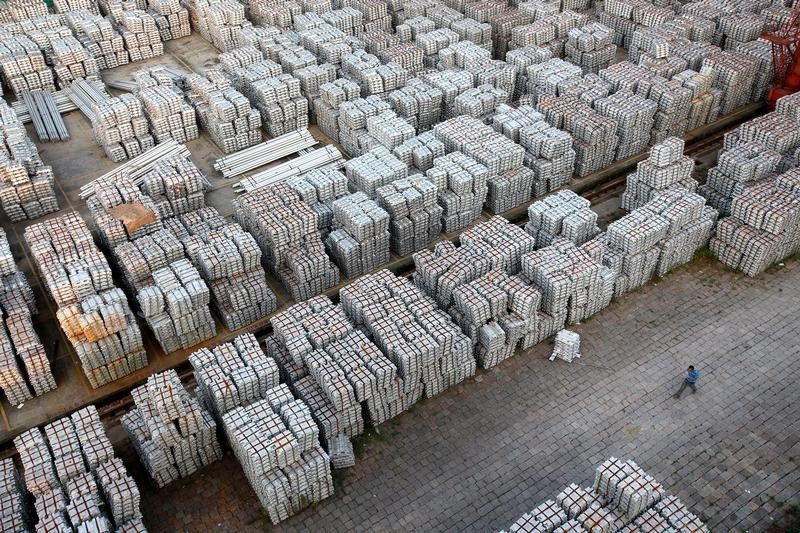 &copy; Reuters.  UPDATE 1-Steel tycoon considers bid for Rio Tinto's Dunkirk aluminium smelter -sources