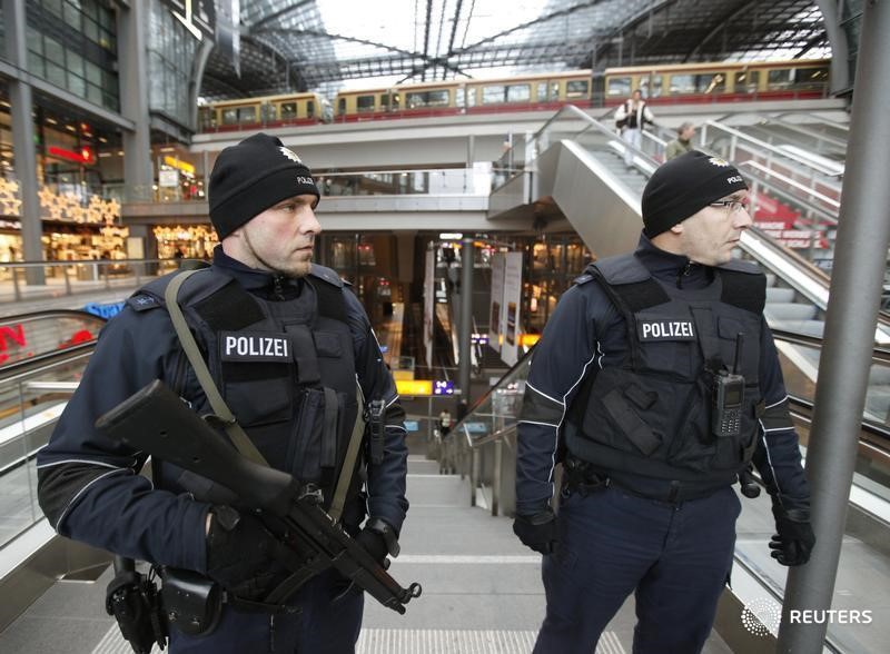 &copy; Reuters.  Los políticos alemanes piden reforzar la seguridad tras el atentado en Berlín