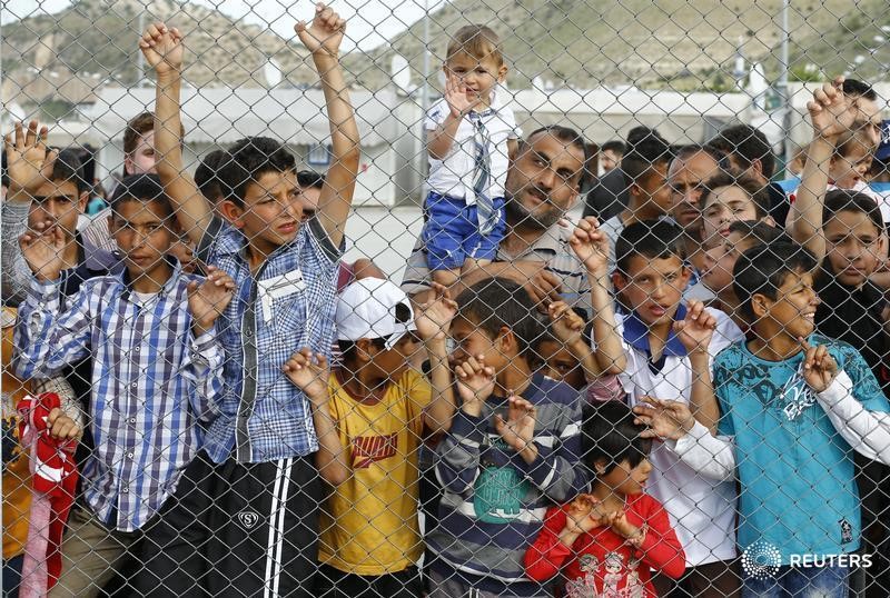 &copy; Reuters.  Quase 1.300 imigrantes chegam à costa da Sicília no fim de semana