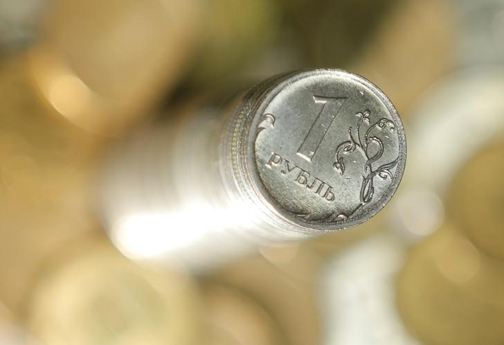El rublo baja un 0,93 % frente al dólar y sube un 0,19 % ante el euro