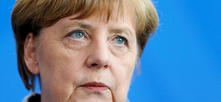 &copy; Reuters.  HINTERGRUND-Merkel unbeirrt nach Anschlägen - Drei Gefahren lauern