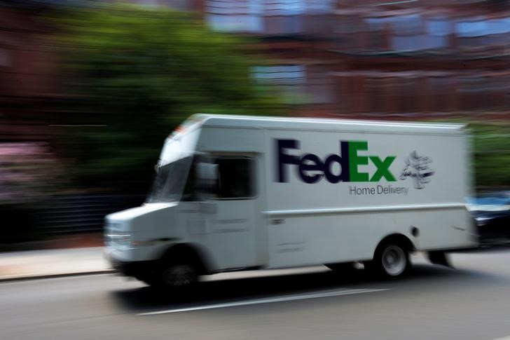 FedEx issues major earnings warning as global volumes drop