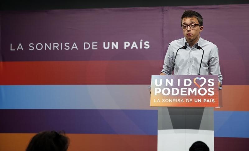 &copy; Reuters.  Errejón critica PSOE se escude en modesto alza de SMI para apoyar techo gasto