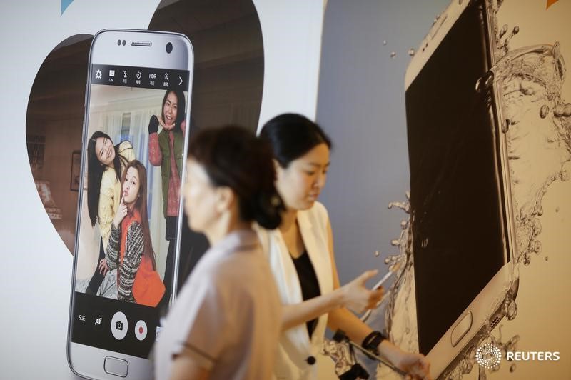 &copy; Reuters.  Los S7 impulsan a Samsung frente a Apple a la espera del nuevo iPhone+