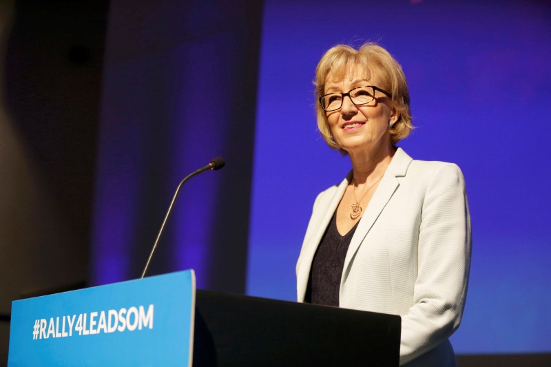 &copy; Reuters.  Andrea Leadsom retira su candidatura a primer ministro y apoya a Theresa May para el cargo