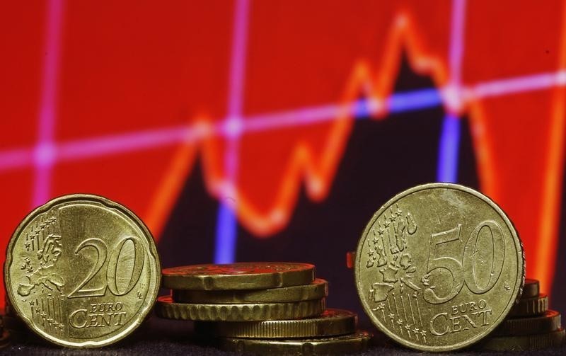 Euro falls on new European lockdowns, dovish Lagarde