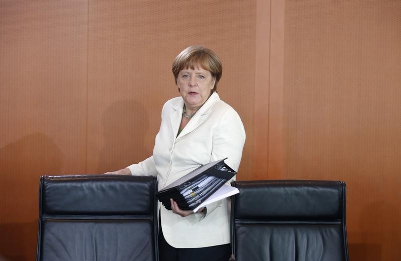 © Reuters. German Chancellor Merkel speaks at Bundestag ahead of EU summit on Brexit delay in Berlin