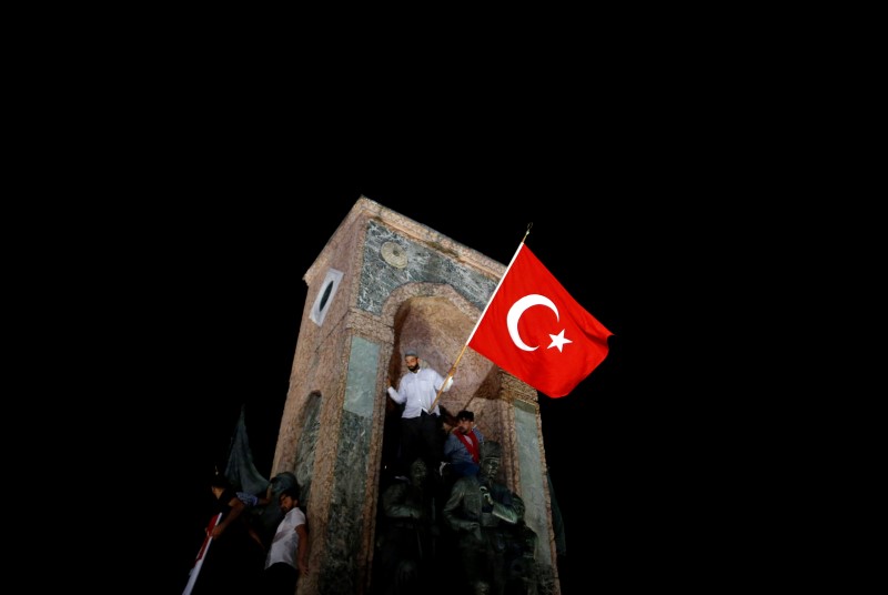 &copy; Reuters.  Autoridades turcas expulsam mais de 3.900 do serviço civil por tentativa de golpe