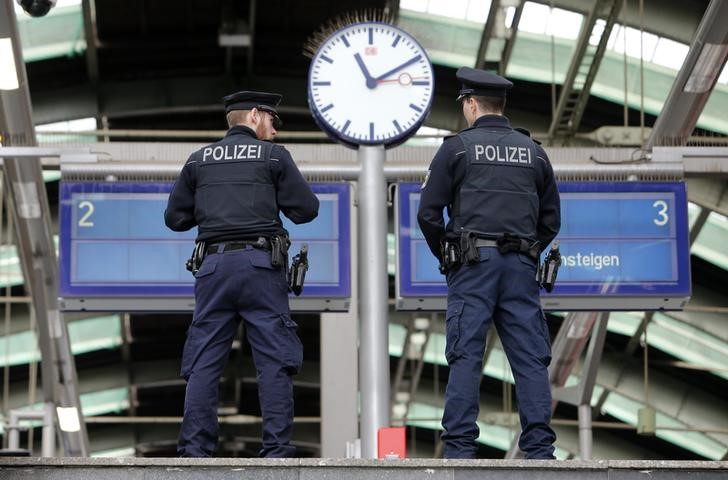 &copy; Reuters.  German police screen hundreds of North Africans at Cologne station