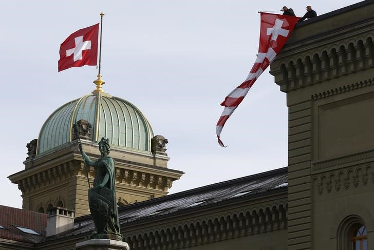 &copy; Reuters.  Swiss cabinet proposes yes-or-no vote on immigration curbs