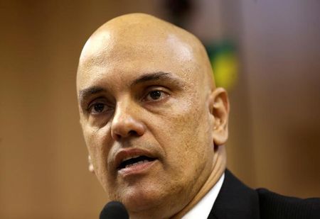 Moraes diz que Bolsonaro cometeu 'irregularidade isolada' e nega converter cautelares em prisão
