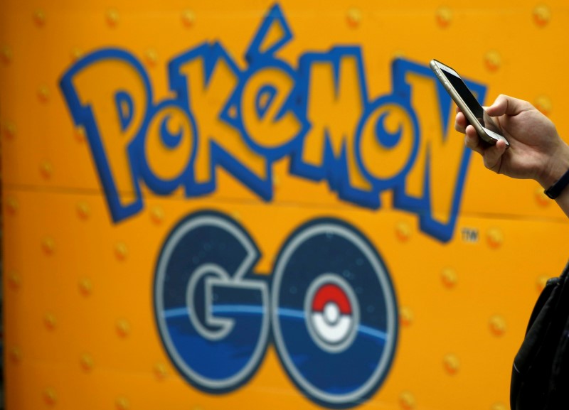 &copy; Reuters.  Pokemon Go genera cambios de estilo de vida y auge de ventas tecnológicas en Asia