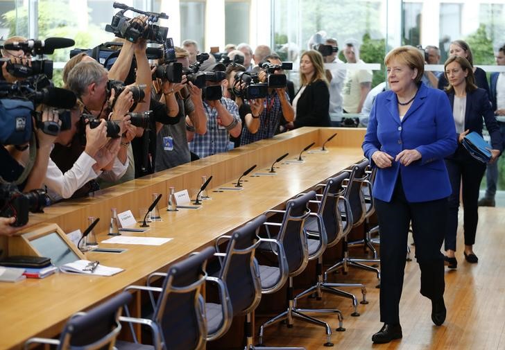 &copy; Reuters.  VIRUS-TICKER-Kreise - Merkel will mit Sozialpartnern über Virus-Krise beraten
