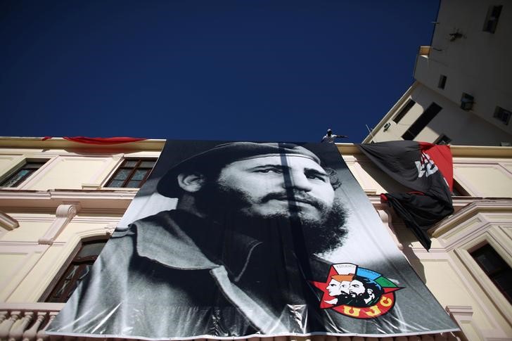 &copy; Reuters.  Miles de cubanos salen a las calles al paso de los restos de Fidel Castro