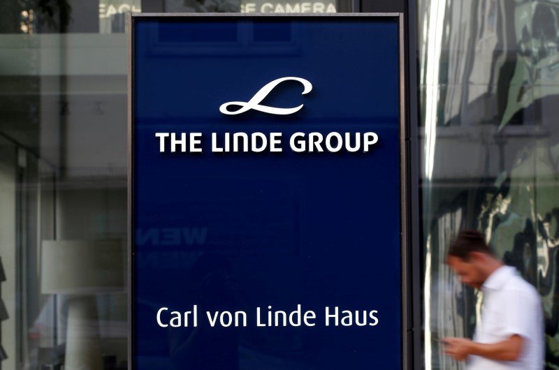 &copy; Reuters.  Praxair and Linde's merger would face major antitrust hurdles