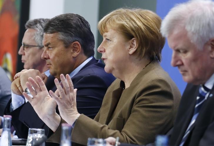 &copy; Reuters.  VIRUS-TICKER-Merkel berät sich mit Staats- und Regierungschef per Schalte