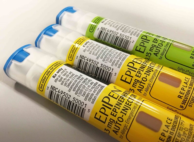 &copy; Reuters.  In Europe, Mylan's rivals try to plug EpiPen shortages
