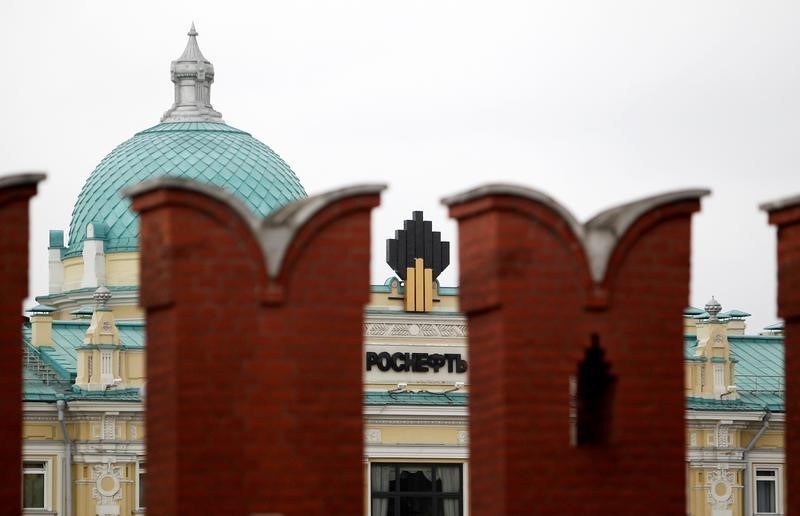 &copy; Reuters.  Правительство отменило квалификационные требования к новым инвесторам "Роснефти", снизило цену сделки 