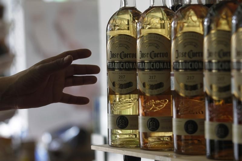 &copy; Reuters.  Escasez, robos y nuevos jugadores amenazan boom de tequileras en México