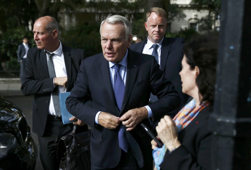 &copy; Reuters.  Ministro francés critica a cementera LafargeHolcim por disposición a participar en muro fronterizo en EEUU