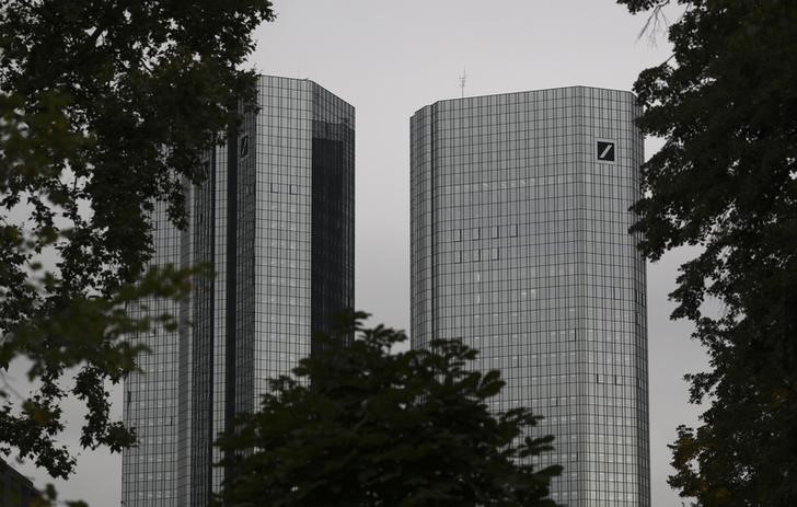 &copy; Reuters.  FIRMEN-BLICK-Medien - Deutsche Bank senkt Boni im Investmentbanking um 30 Prozent