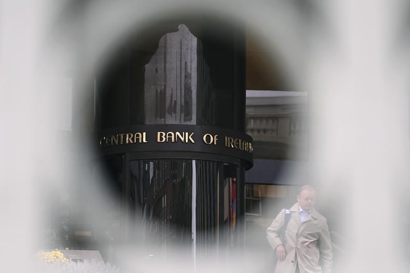 &copy; Reuters.  Cliff-edge Brexit financial stability risks manageable - Irish central bank