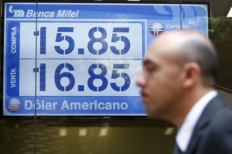 &copy; Reuters.  Peso mexicano pierde tras debate presidencial en EEUU y declive de petróleo