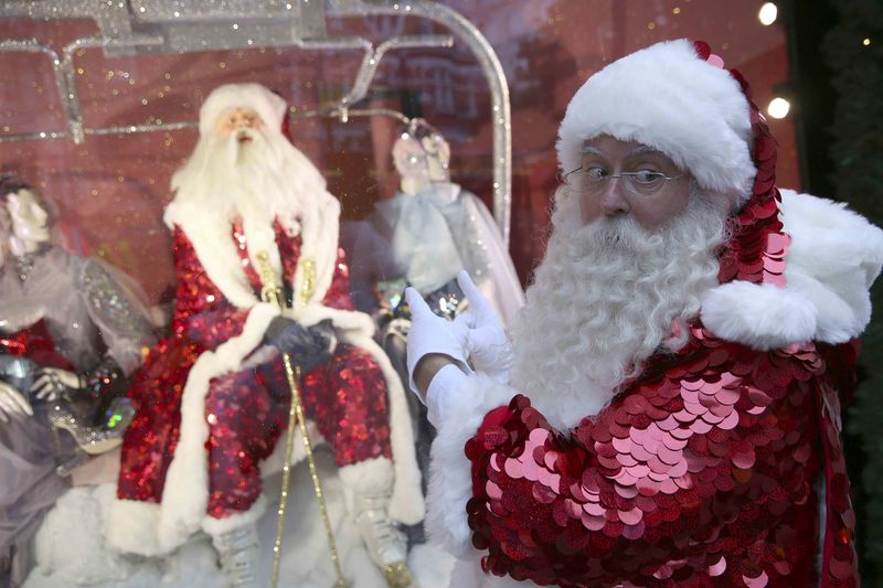 © Bloomberg. A performer dressed as Santa Claus greets a child from inside a big snow globe in Oklahoma City, Oklahoma, on Dec. 5, 2020. Photographer: Nick Oxford/Bloomberg