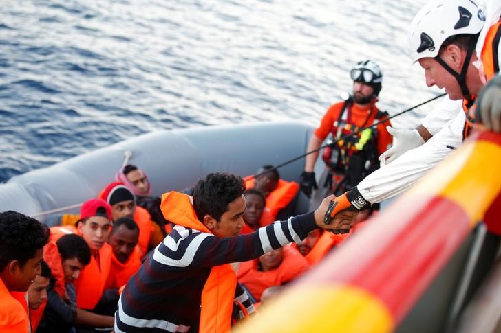 &copy; Reuters.  POLITIK-BLICK-Seenotretter der &quot;Ocean Viking&quot; holen 176 Menschen aus dem Mittelmeer