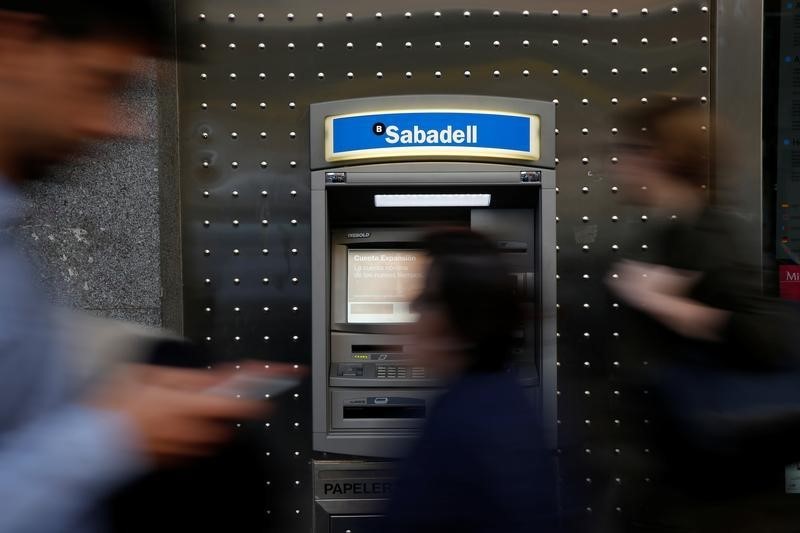 &copy; Reuters.  Oliu (Sabadell) critica el "ataque a la banca" por las cláusulas suelo