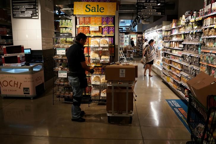 &copy; Reuters.  Bars Crater and Grocers Boom, Showing Huge Mismatch in U.S. Jobs