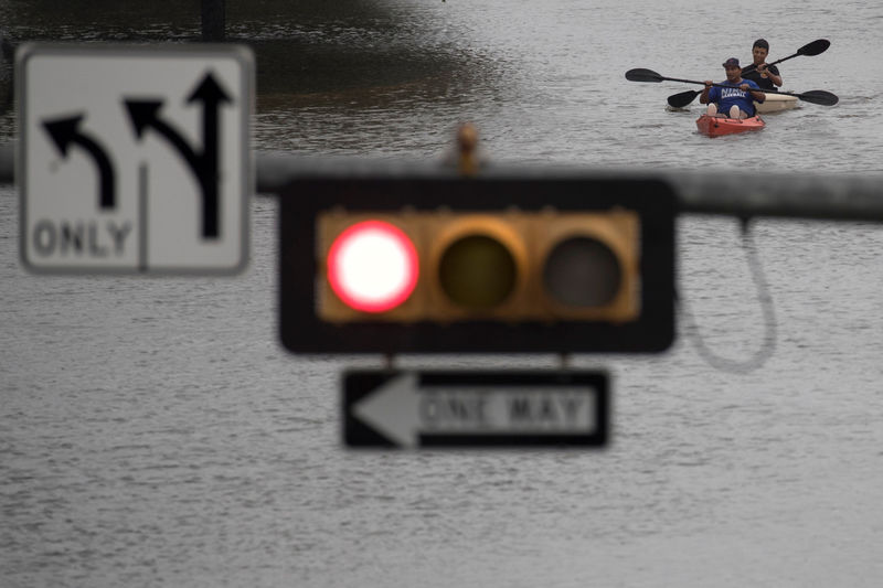 &copy; Reuters.  Harvey avanza sobre Luisiana; inundación provoca explosiones en planta química de Texas