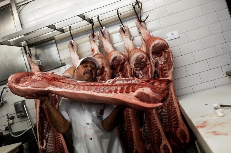 © Reuters. Trabalhador processa carne em abatimento Ecocarne, em São Fernando, Argentina. 
26/06/2017
REUTERS/Marcos Brindicci