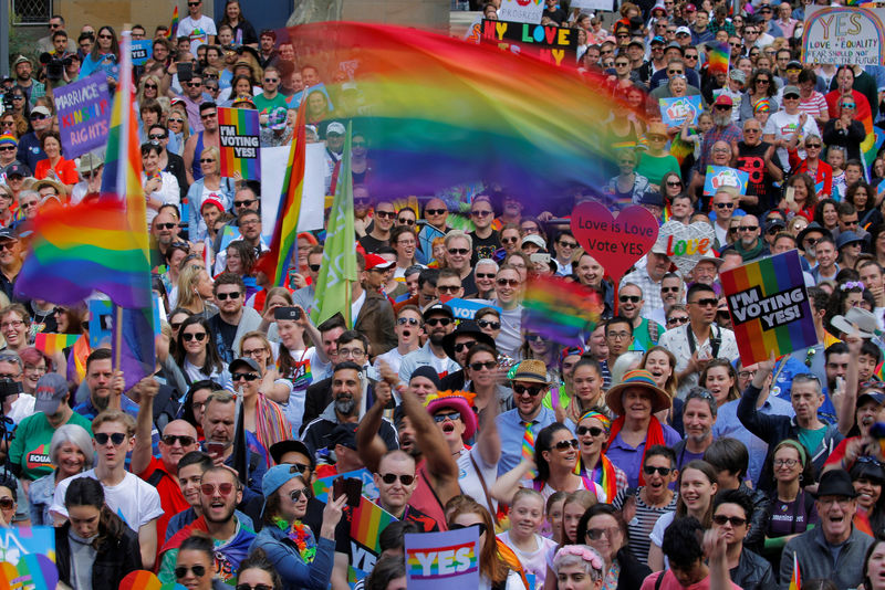 © Reuters. Ativista LGBT+ protesta em Barcelona, na Espanha, após a morte de Samuel Luiz 
05/07/2021
REUTERS/Nacho Doce