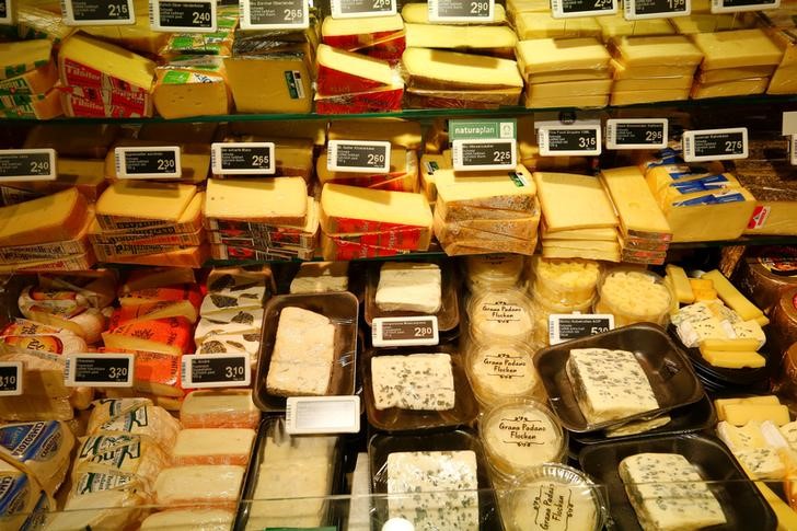 &copy; Reuters.  שר האוצר סמוטריץ' מוריד מכסים על ייבוא גבינות, בהן מוצרלה וחלומי