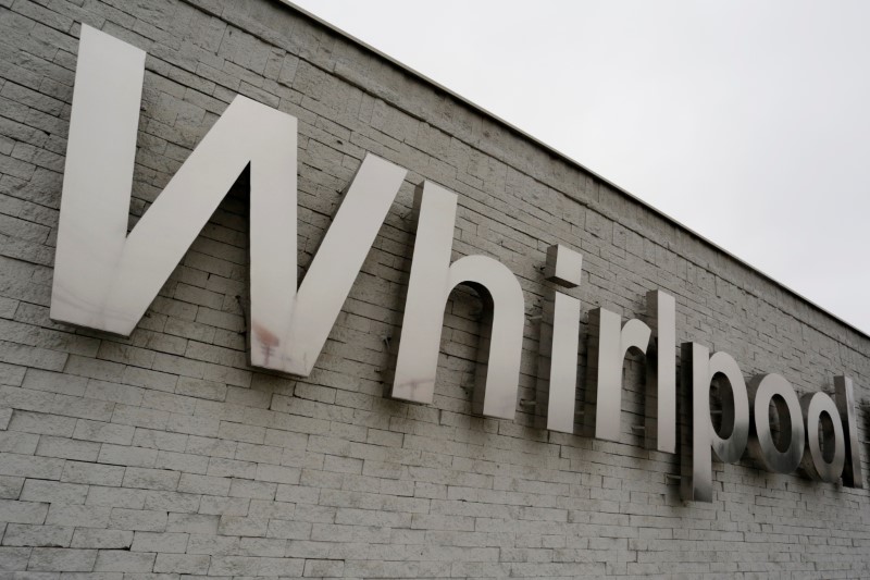&copy; Reuters.  Чистый убыток Whirlpool составил в 4-м квартале $1,61 млрд, выручка сократилась на 15%