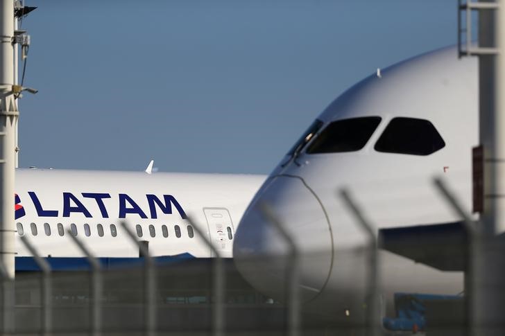 © Reuters. FILE PHOTO: LATAM Airlines planes are seen at Santiago International Airport, Chile