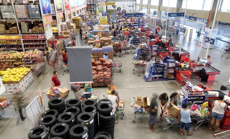 &copy; Reuters.  Supermercados sugerem cesta básica com mignon e camarão; salmão teria desconto de 60%