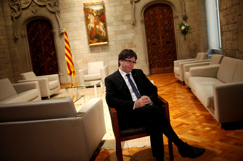 &copy; Reuters.  Separatists and unionists tied for support ahead of Catalan elections - poll