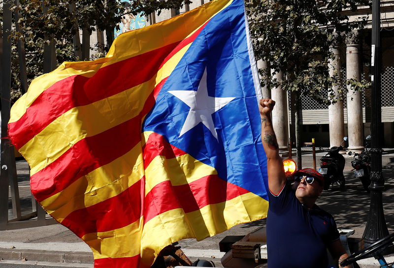 &copy; Reuters.  الحكومة الإسبانية تمنح تسهيلات للشركات للخروج سريعا من كتالونيا