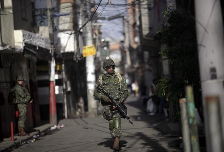 &copy; Reuters.  Exército solta parte da tropa detida após sumiço de metralhadoras