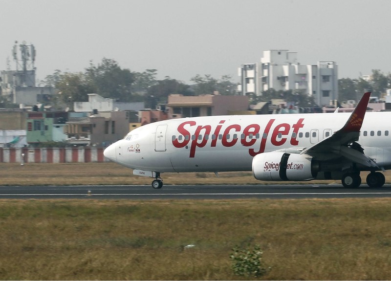 स्पाइसजेट के यात्री दिल्ली हवाईअड्डे के टार्मेक पर चलते दिखे, डीजीसीए ने शुरू की जांच