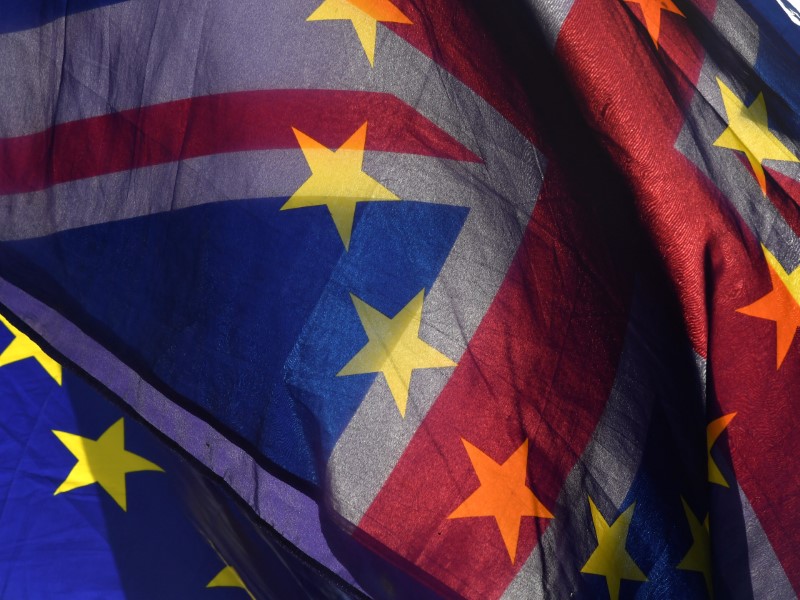 © Bloomberg. A British Union flag, also known as a Union Jack, flies beside a European Union (EU) flag during ongoing pro and anti Brexit protests outside the Houses of Parliament in London, U.K., on Tuesday, Jan. 22, 2019. The U.K.’s main opposition party is backing a plan that could open the door to a second European Union referendum, bringing the possibility of stopping Brexit a step closer. Photographer: Luke MacGregor/Bloomberg