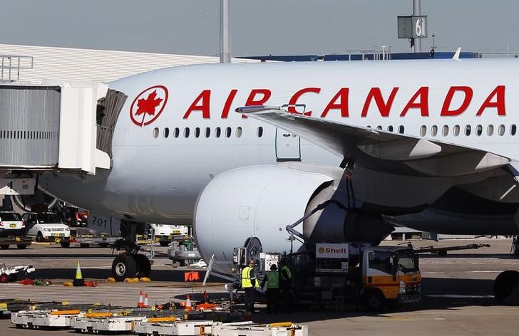 © Reuters. FILE PHOTO: Air Canada planes are parked at Toronto Pearson Airport in Mississauga, Ontario, Canada April 28, 2021. REUTERS/Carlos Osorio/File Photo