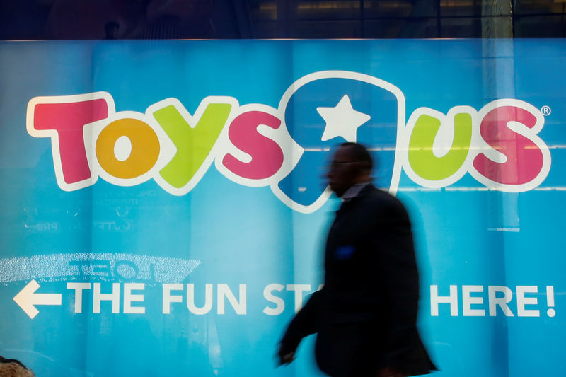 © Reuters. FILE PHOTO -  People pass by Toys R Us store at Times Square in New York