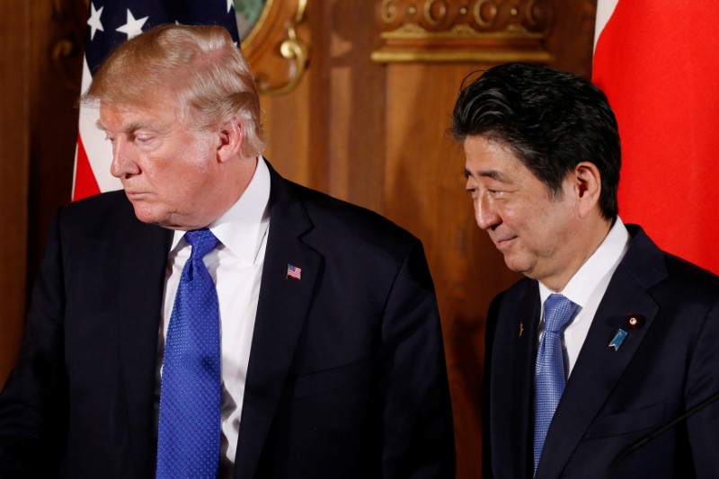 &copy; Reuters.  ترامب يجتمع مع رئيس الوزراء الياباني لإنهاء الاتفاق التجاري الأسبوع المقبل