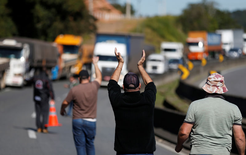 &copy; Reuters.  Caminhoneiros dizem que governo não resolve problema do diesel e falam em greve